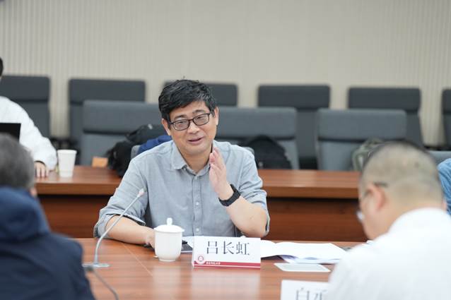 会议室里的人们
AI 生成的内容可能不正确。